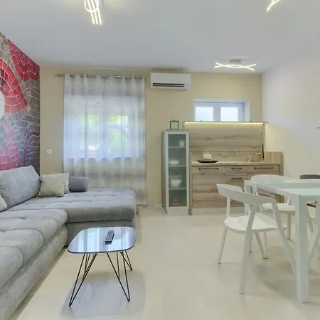 Modern Bircic With Balcony & Patio Kaštela