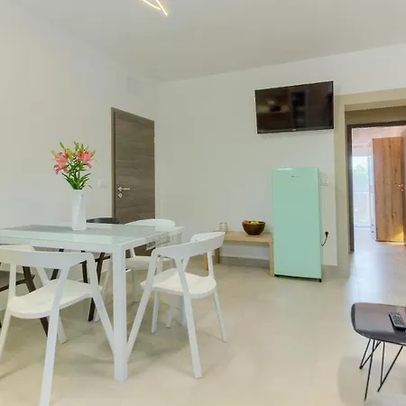 Apartman Modern Bircic With Balcony & Patio Kaštela