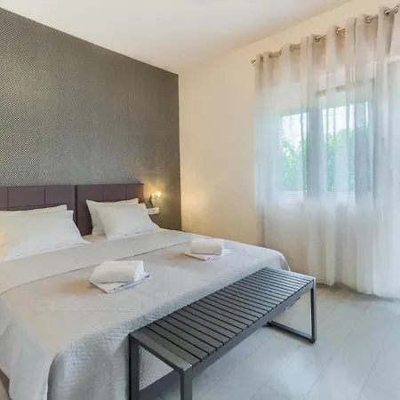 Apartmán Modern Bircic With Balcony & Patio Kaštela