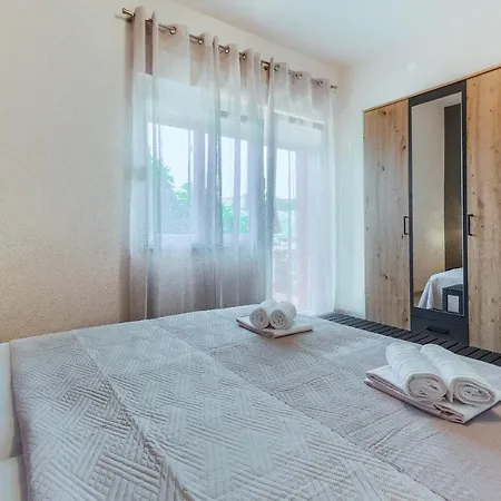 Modern Bircic With Balcony & Patio *