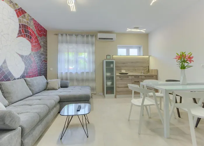 Modern Bircic With Balcony & Patio Kaštela