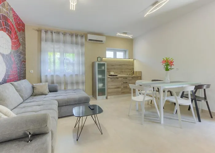 Modern Bircic With Balcony & Patio Apartman