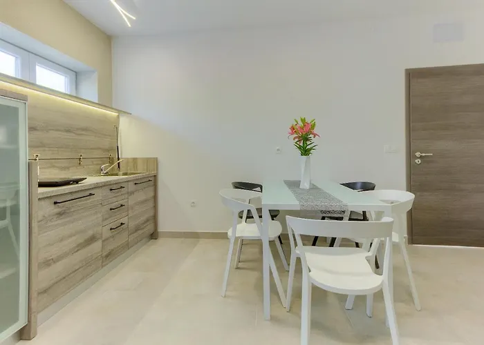 Modern Bircic With Balcony & Patio Kaštela
