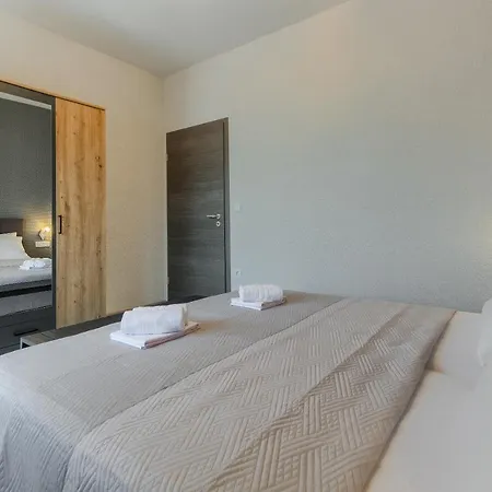 Modern Bircic With Balcony & Patio *