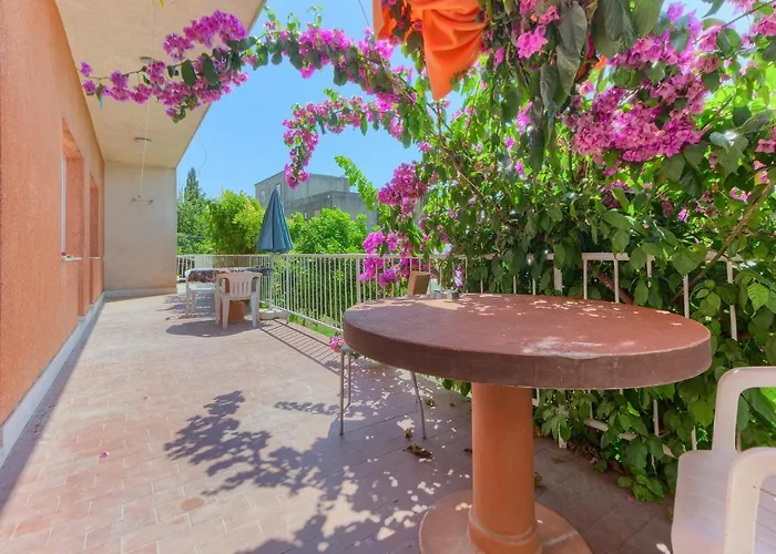 Modern Bircic With Balcony & Patio 아파트