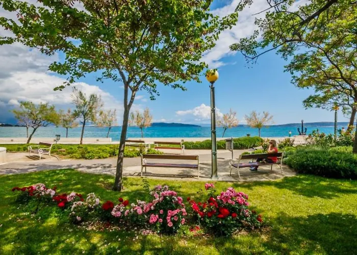 Modern Bircic With Balcony & Patio 아파트 *