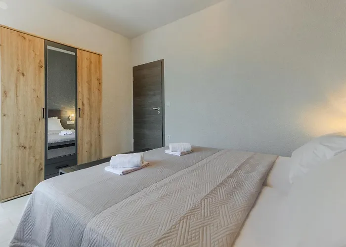 Modern Bircic With Balcony & Patio *